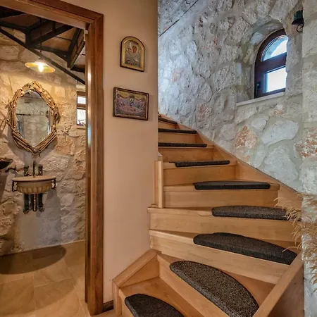 Orfeas Villa *
